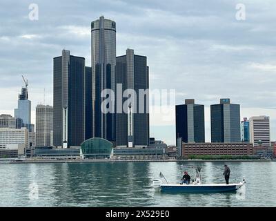 Pesca alla deriva di Walleye sul fiume Detroit con lo skyline di Detroit Michigan sullo sfondo (maggio 2024) Foto Stock