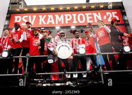 Eindhoven, Paesi Bassi. 6 maggio 2024. EINDHOVEN - la selezione PSV festeggia durante la cerimonia di Stadhuisplein. La squadra di Eindhoven è diventata campione nazionale per la 25esima volta dopo aver battuto lo Sparta Rotterdam davanti al proprio pubblico. Credito ANP ROB ENGELAAR: ANP/Alamy Live News Foto Stock