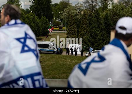 6 maggio 2024, Varsavia, Varsavia, Polonia: Manifestazione pro-palestinese a margine della "marcia dei vivi” annuale, un trekking tra due ex campi di sterminio gestiti dai nazisti, a Oswiecim e Brzezinka, in Polonia. Un anno celebra il giorno della memoria dell'Olocausto e in quest'anno il 80° anniversario dell'annientamento quasi totale della comunità ebraica ungherese. Secondo gli organizzatori, "55 sopravvissuti all'Olocausto provenienti da tutto il mondo, compresi i sopravvissuti all'Olocausto che sono stati vittime del 7 ottobre". Sulla foto i partecipanti di una manifestazione pro-palestinese a margine della marcia. (CR Foto Stock