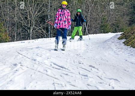 il giovane sciatore inizia a scendere da una pista da sci di medio livello. Attività ricreative attive. Stile di vita sano Foto Stock