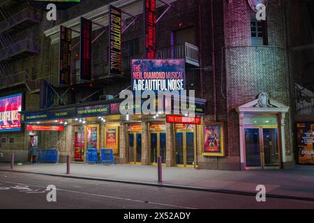 Di notte, la facciata del Broadhurst Theatre è adornata da cartelloni pubblicitari che promuovono il musical "The Neil Diamond Musical: A Beautiful Noise". Nuovo Y Foto Stock