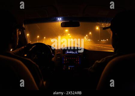 Luce notturna su strada, guida su autostrada in notte nebulizzata Foto Stock