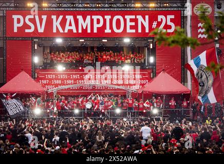 Eindhoven, Paesi Bassi. 6 maggio 2024. EINDHOVEN - la selezione PSV festeggia durante la cerimonia di Stadhuisplein. La squadra di Eindhoven è diventata campione nazionale per la 25esima volta dopo aver battuto lo Sparta Rotterdam davanti al proprio pubblico. Credito ANP ROB ENGELAAR: ANP/Alamy Live News Foto Stock