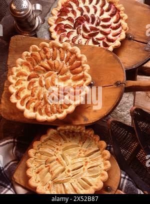 Torte fatte in casa di prugne, pesche e mele in un ambiente rustico a tema invernale. Foto Stock