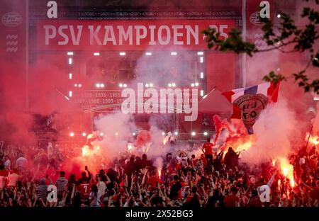 Eindhoven, Paesi Bassi. 6 maggio 2024. EINDHOVEN - la selezione PSV festeggia durante la cerimonia di Stadhuisplein. La squadra di Eindhoven è diventata campione nazionale per la 25esima volta dopo aver battuto lo Sparta Rotterdam davanti al proprio pubblico. Credito ANP ROB ENGELAAR: ANP/Alamy Live News Foto Stock