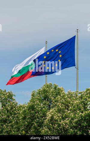 Le bandiere della Bulgaria e dell'Unione europea sventolano al vento nella giornata di sole Foto Stock