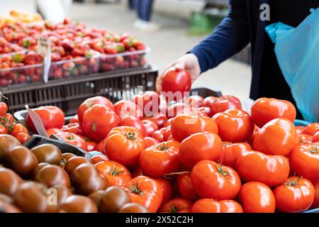 Frutta e verdura fresche esposte in vendita al mercato agricolo. Foto Stock