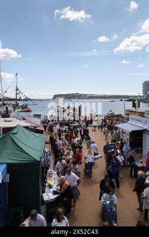 La Baia di Cardiff summer festival luna park Wales UK Foto Stock