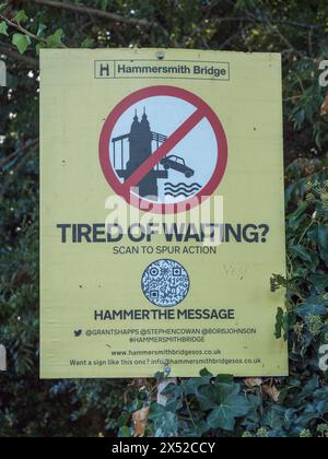 Poster "stanco di aspettare" che protestava per la chiusura (nel 2020) di Hammersmith Bridge e la mancanza di lavoro per riaprirlo, Londra, Regno Unito. Foto Stock