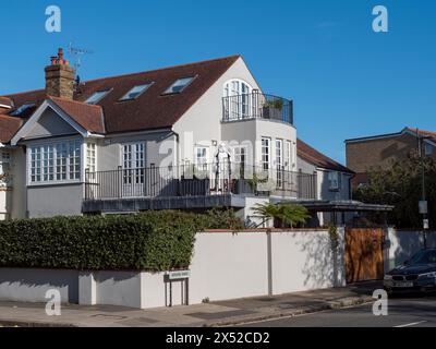 Una tuta da Stormtrooper Star Wars in piedi su un balcone di una casa a Barnes, Londra, Regno Unito. Foto Stock