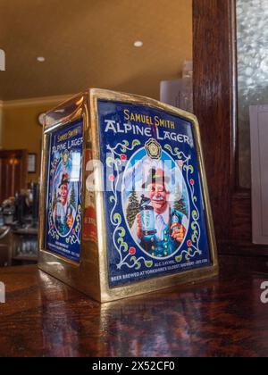 Pompa per Alpine Lager di Samuel Smith al bar dell'Angel Public House a Bermondsey Wall East, accanto al fiume Tamigi, Londra SE16 4NB Foto Stock