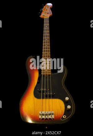Fender Sunburst Precision Bass (1976?) su sfondo nero Foto Stock