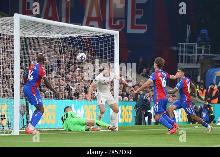 Selhurst Park, Selhurst, Londra, Regno Unito. 6 maggio 2024. Premier League Football, Crystal Palace contro il Manchester United; il portiere Dean Henderson del Crystal Palace viene fregato da Rasmus Hojlund del Manchester United al 27 ° minuto mentre la palla va in rete, ma non è permesso per un fallo su Henderson. Credito: Action Plus Sports/Alamy Live News Foto Stock