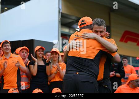 Miami, Mezzolombardo, Stati Uniti. 5 maggio 2024. ANDREA STELLA (Team Principal della McLaren Racing) e ZAK BROWN (Chief Executive della McLaren Racing) festeggiano dopo che il pilota inglese LANDO NORRIS (McLaren F1 Team) ha vinto il Gran Premio FIA di Miami 2024 all'autodromo Internazionale di Miami, Stati Uniti. (Credit Image: © Daisy Facinelli/ZUMA Press Wire) SOLO PER USO EDITORIALE! Non per USO commerciale! Foto Stock