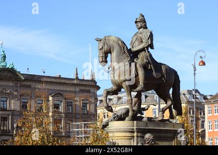 Copenaghen, Danimarca - 22 ottobre 2023: Statua equestre di Cristiano V situata in piazza Kongens Nytorv. Foto Stock