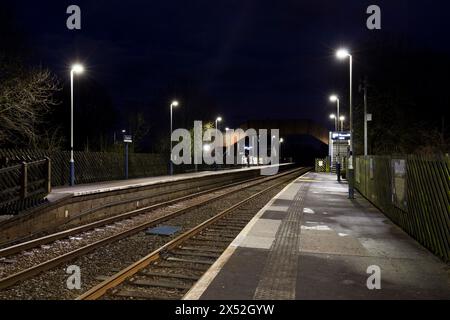 Stazione ferroviaria di Clapham (Yorkshire) di notte Foto Stock