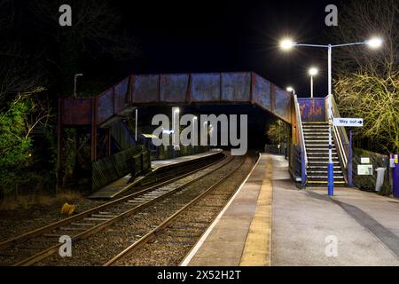 Stazione ferroviaria di Clapham (Yorkshire) di notte Foto Stock