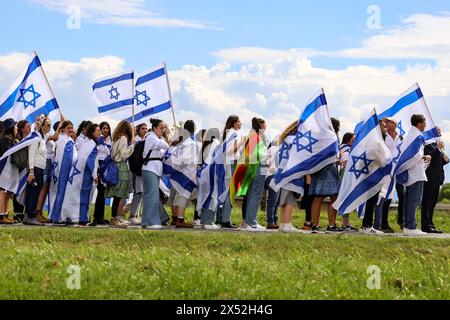 Oswiecim, Polonia, 6 maggio 2024. I partecipanti camminano nella marcia dei viventi 2024 tra Auschwitz e Birkenau, con la partecipazione di 55 sopravvissuti all'olocausto. I sopravvissuti all'Olocausto e i sopravvissuti del 7 ottobre partecipano alla marcia dei vivi insieme ad una delegazione di Stati Uniti, Canada, Italia, Regno Unito. Durante il Memorial Day dell'Olocausto osservato nel calendario ebraico (Yom HaShoah), migliaia di partecipanti marciano silenziosamente da Auschwitz a Birkenau. La marcia ha uno scopo educativo e commemorativo. Quest'anno marzo è stato altamente politicizzato a causa della guerra israeliana in occupato Foto Stock