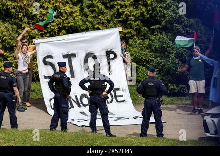 Oswiecim, Polonia, 6 maggio 2024. La polizia si assicura una protesta pro-Palestina durante la marcia dei vivi 2024 al cancello del campo di Auschwitz "lavorare ti rende libero", con la partecipazione di 55 sopravvissuti all'olocausto. I sopravvissuti all'Olocausto e i sopravvissuti del 7 ottobre partecipano alla marcia dei vivi insieme ad una delegazione di Stati Uniti, Canada, Italia, Regno Unito. Durante il Memorial Day dell'Olocausto osservato nel calendario ebraico (Yom HaShoah), migliaia di partecipanti marciano silenziosamente da Auschwitz a Birkenau. La marcia ha uno scopo educativo e commemorativo. Quest'anno marzo è stato molto politico Foto Stock