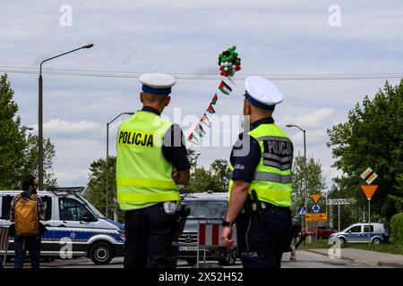 Oswiecim, Polonia, 6 maggio 2024. La polizia si assicura una protesta pro-Palestina durante la marcia dei vivi 2024 al cancello del campo di Auschwitz "lavorare ti rende libero", con la partecipazione di 55 sopravvissuti all'olocausto. I sopravvissuti all'Olocausto e i sopravvissuti del 7 ottobre partecipano alla marcia dei vivi insieme ad una delegazione di Stati Uniti, Canada, Italia, Regno Unito. Durante il Memorial Day dell'Olocausto osservato nel calendario ebraico (Yom HaShoah), migliaia di partecipanti marciano silenziosamente da Auschwitz a Birkenau. La marcia ha uno scopo educativo e commemorativo. Quest'anno marzo è stato molto politico Foto Stock