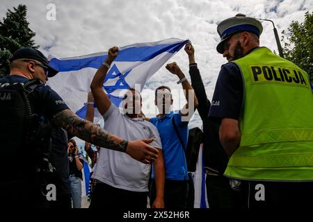 Oswiecim, Polonia, 6 maggio 2024. I partecipanti reagiscono alla manifestazione pro-Palestina durante la marcia dei vivi 2024 tra Auschwitz e Birkenau, con la partecipazione di 55 sopravvissuti all'olocausto. I sopravvissuti all'Olocausto e i sopravvissuti del 7 ottobre partecipano alla marcia dei vivi insieme ad una delegazione di Stati Uniti, Canada, Italia, Regno Unito. Durante il Memorial Day dell'Olocausto osservato nel calendario ebraico (Yom HaShoah), migliaia di partecipanti marciano silenziosamente da Auschwitz a Birkenau. La marcia ha uno scopo educativo e commemorativo. Quest'anno marzo è stato molto politicizzato Foto Stock