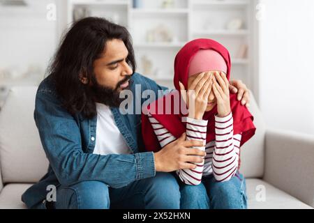 Confortante presenza di un uomo con una giovane donna Foto Stock