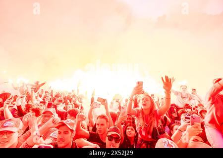 Eindhoven, Paesi Bassi. 6 maggio 2024. EINDHOVEN, PAESI BASSI - 6 MAGGIO: Tifosi e tifosi con fuochi d'artificio durante le celebrazioni del titolo PSV Eindhoven a Stadhuisplein il 6 maggio 2024 a Eindhoven, Paesi Bassi. (Foto di Joris Verwijst/Orange Pictures) credito: Orange Pics BV/Alamy Live News Foto Stock