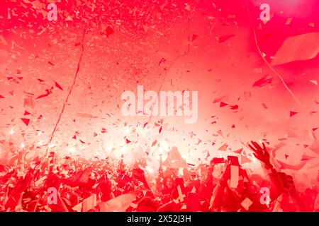 Eindhoven, Paesi Bassi. 6 maggio 2024. EINDHOVEN, PAESI BASSI - 6 MAGGIO: Tifosi e tifosi con fuochi d'artificio durante le celebrazioni del titolo PSV Eindhoven a Stadhuisplein il 6 maggio 2024 a Eindhoven, Paesi Bassi. (Foto di Joris Verwijst/Orange Pictures) credito: Orange Pics BV/Alamy Live News Foto Stock