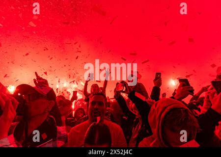 Eindhoven, Paesi Bassi. 6 maggio 2024. EINDHOVEN, PAESI BASSI - 6 MAGGIO: Tifosi e tifosi con fuochi d'artificio durante le celebrazioni del titolo PSV Eindhoven a Stadhuisplein il 6 maggio 2024 a Eindhoven, Paesi Bassi. (Foto di Joris Verwijst/Orange Pictures) credito: Orange Pics BV/Alamy Live News Foto Stock