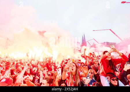 Eindhoven, Paesi Bassi. 6 maggio 2024. EINDHOVEN, PAESI BASSI - 6 MAGGIO: Tifosi e tifosi con fuochi d'artificio durante le celebrazioni del titolo PSV Eindhoven a Stadhuisplein il 6 maggio 2024 a Eindhoven, Paesi Bassi. (Foto di Joris Verwijst/Orange Pictures) credito: Orange Pics BV/Alamy Live News Foto Stock