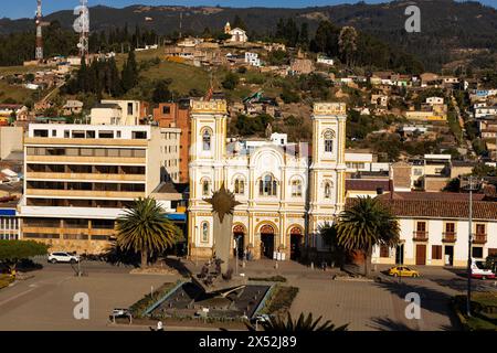 Sogamoso, Boyaca - Colombia. 10 aprile 2024. Cattedrale di San Martino di Tours del culto cattolico. Foto Stock