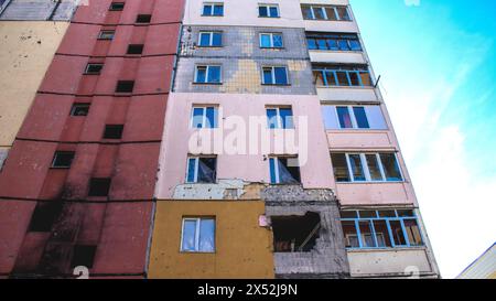 Scrapnel sulla facciata di un edificio a seguito del fuoco di artiglieria. La maggior parte degli edifici di Irpin sono distrutti o danneggiati oltre la riparazione. La città era lei Foto Stock