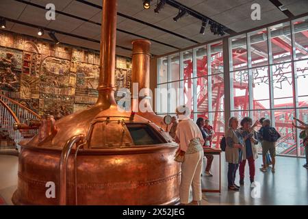 Coruña, Spagna; 12 giugno 2023; un vero spettacolo visivo per vedere la sala Magna nel Museo della birra, MEGA, con le sue vecchie vasche di fermentazione in rame Foto Stock