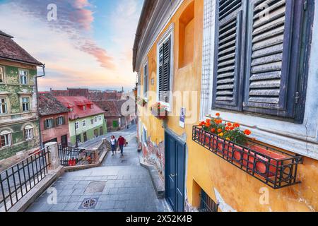 Splendida vista del frammento di Ocnei Street nel centro della città di Sibiu. Impressionante scena della Transilvania. Ubicazione: Sibiu, regione della Transilvania, Romania Foto Stock