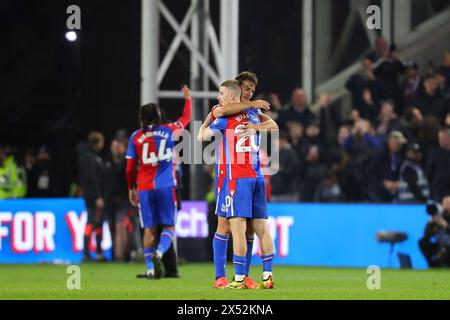 Selhurst Park, Selhurst, Londra, Regno Unito. 6 maggio 2024. Premier League Football, Crystal Palace contro il Manchester United; Adam Wharton e Joachim Andersen del Crystal Palace abbracciano per festeggiare dopo la partita. Credito: Action Plus Sports/Alamy Live News Foto Stock