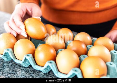 Le uova sono cibi molto nutrienti ricchi di proteine e vitamine, portali in cucina Foto Stock