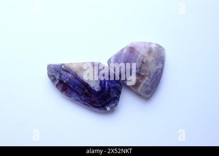 Sezioni ravvicinate di splendida fluorite viola a righe su sfondo bianco. Guarigione dei cristalli Chakra Foto Stock