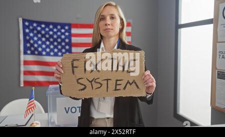 Donna caucasica che tiene un cartello di protesta in casa con bandiera americana in ambiente elettorale Foto Stock