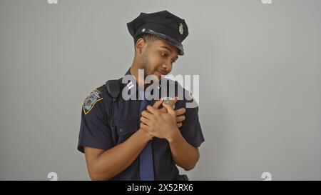 Agente di polizia afroamericano con le mani sul cuore, isolato su sfondo bianco, sembra sincero. Foto Stock