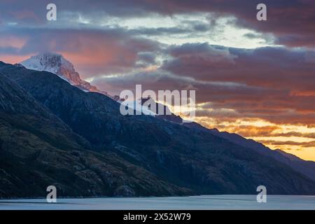 Alba sulla montagna, Darwin Sound, Canale di Beagle, Terra del fuoco, Cile, sud America Foto Stock