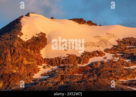 Alba sulla montagna, Darwin Sound, Canale di Beagle, Terra del fuoco, Cile, sud America Foto Stock