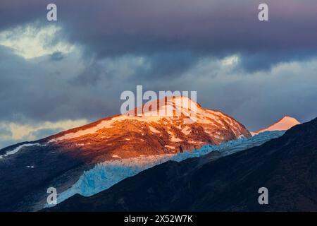 Alba sulla montagna, Darwin Sound, Canale di Beagle, Terra del fuoco, Cile, sud America Foto Stock