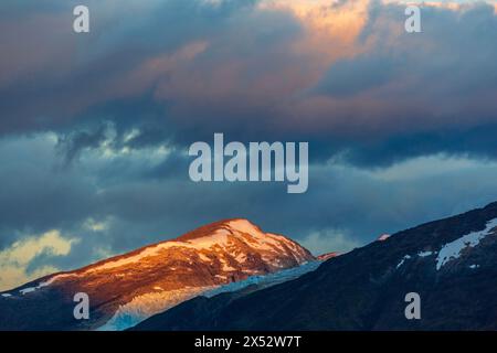 Alba sulla montagna, Darwin Sound, Canale di Beagle, Terra del fuoco, Cile, sud America Foto Stock