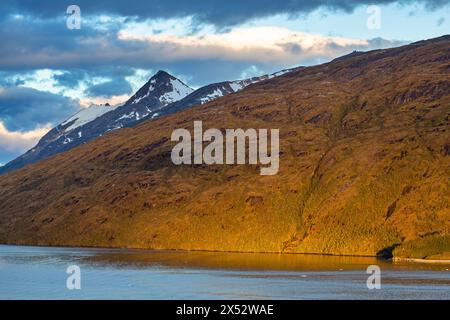 Alba sulla montagna, Darwin Sound, Canale di Beagle, Terra del fuoco, Cile, sud America Foto Stock