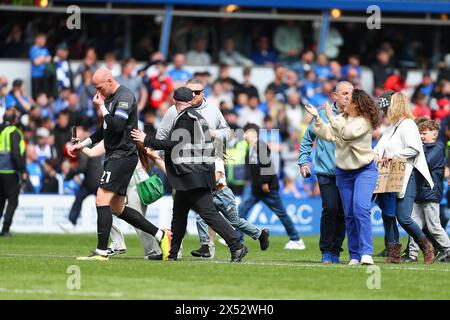 Il portiere di Birmingham John Ruddy esce dal campo seguito dai tifosi dopo il fischio finale durante la partita del Campionato Sky Bet tra Birmingham City e Norwich City a St Andrews, Birmingham, sabato 4 maggio 2024. (Foto: Gustavo Pantano | mi News Credit: MI News & Sport /Alamy Live News Foto Stock