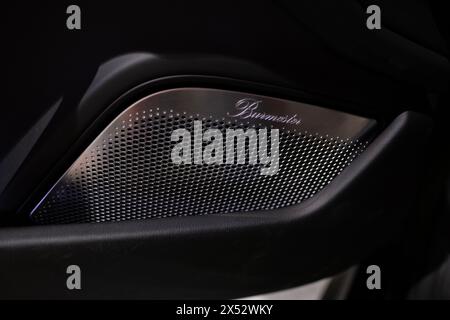 Altoparlante da vicino sistema audio surround Burmester 3D di fascia alta superficie della membrana di 2,5 metri quadrati, sistema audio Premium Porsche Taycan, tecnologia Germa Foto Stock