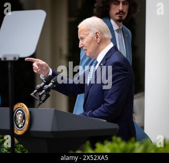 Washington, Stati Uniti. 6 maggio 2024. Il presidente Joe Biden indica un ospite dopo aver accolto gli ospiti ad un ricevimento Cinco de Mayo al White House Rose Garden, Washington DC, 6 maggio 2024. Il giorno commemora la vittoria del Messico sulla Francia nella battaglia di Puebla nel 1862, ed è una festa nazionale in Messico. (Foto di Allison Bailey/NurPhoto) credito: NurPhoto SRL/Alamy Live News Foto Stock