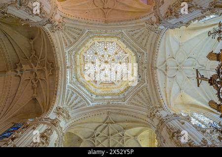 BURGOS, SPAGNA - 8 GIUGNO 2014: Interno della cattedrale gotica di Burgos, Castiglia e León, Spagna, dettaglio del soffitto Foto Stock