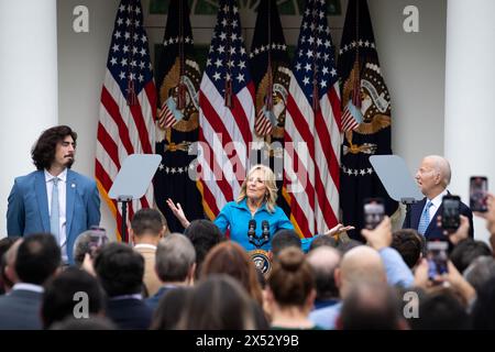 Washington, Stati Uniti. 6 maggio 2024. La First Lady Dr. Jill Biden accoglie gli ospiti mentre lei e il presidente Joe Biden ospitano un ricevimento Cinco de Mayo nel White House Rose Garden, Washington DC, 6 maggio 2024. Il giorno commemora la vittoria del Messico sulla Francia nella battaglia di Puebla nel 1862, ed è una festa nazionale in Messico. (Foto di Allison Bailey/NurPhoto) credito: NurPhoto SRL/Alamy Live News Foto Stock