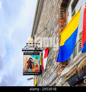 Insegna da pub presso l'Old Custom House con accantonamento per il festival "Obby 'Oss", un festival folk annuale del maggio a Padstow, una città costiera della Cornovaglia, Regno Unito Foto Stock